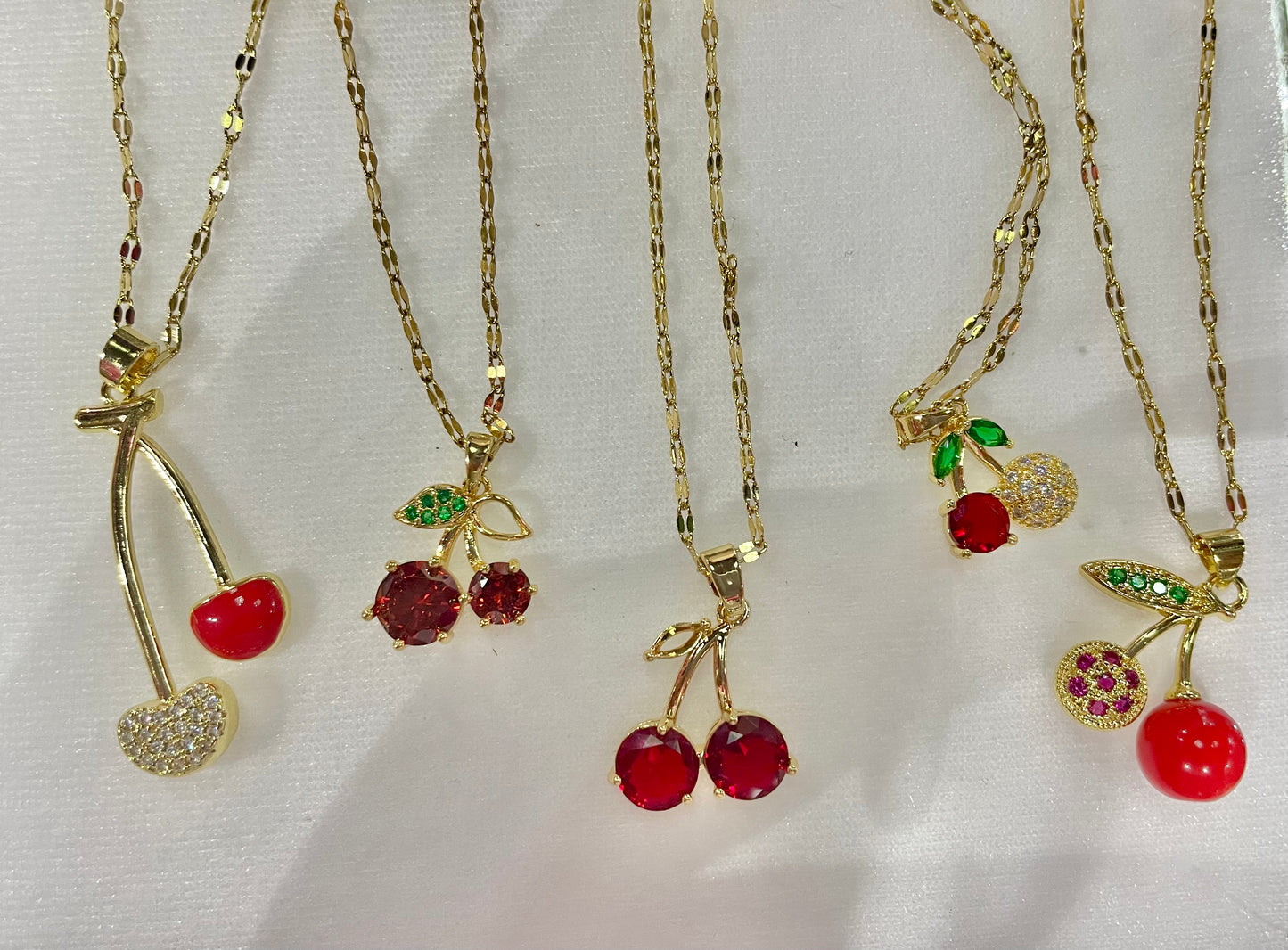 Collar dorado con dije de Cereza - Bling Bling