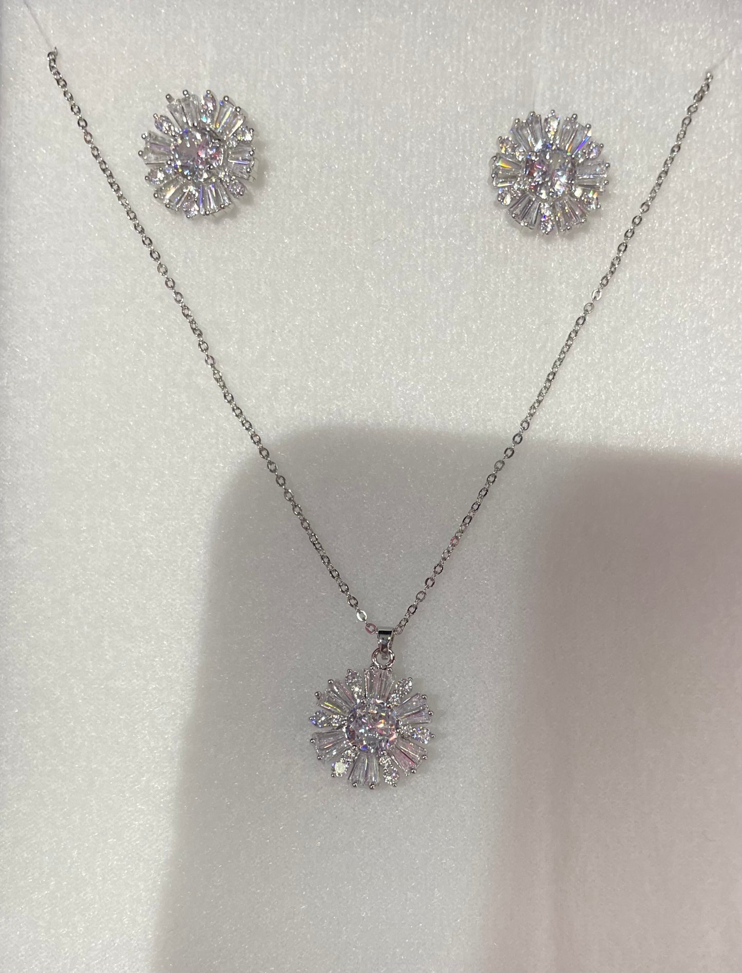 Conjunto de collar y aretes con dije de Flor - Bling Bling