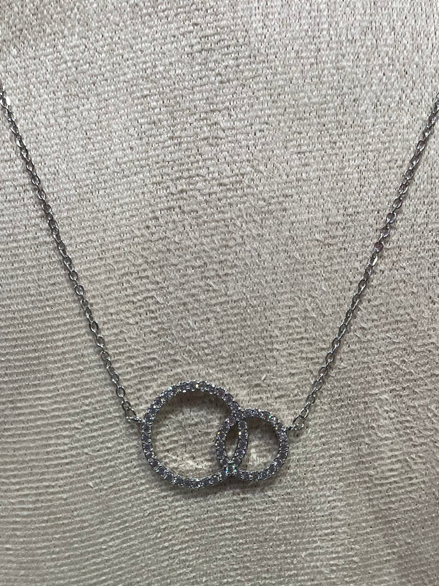 Collar de Zirconia con dije de dos figuras Circulares entrelazadas - Bling Bling