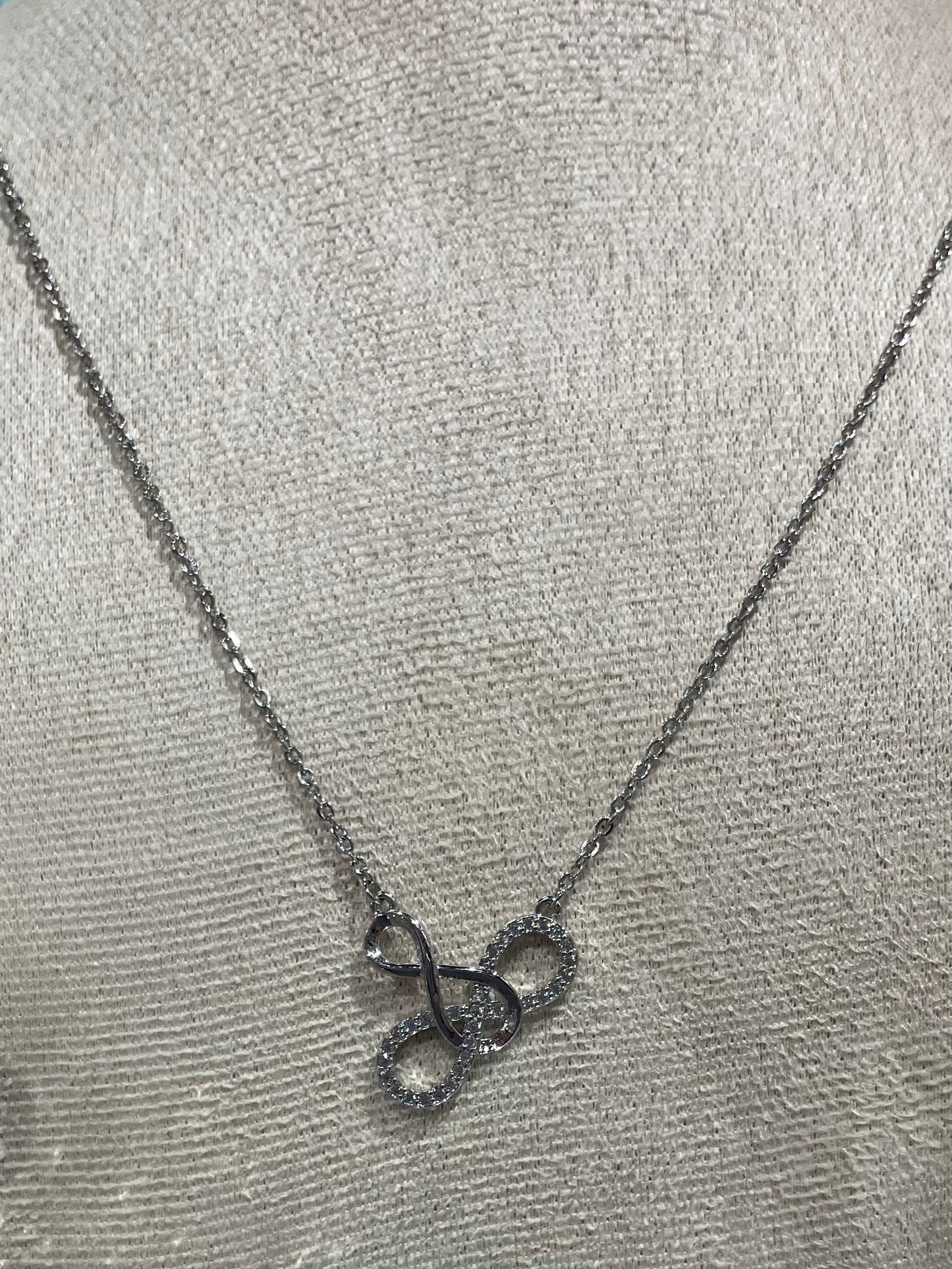 Collar de Zirconia con dijes de Infinitos entrelazados - Bling Bling