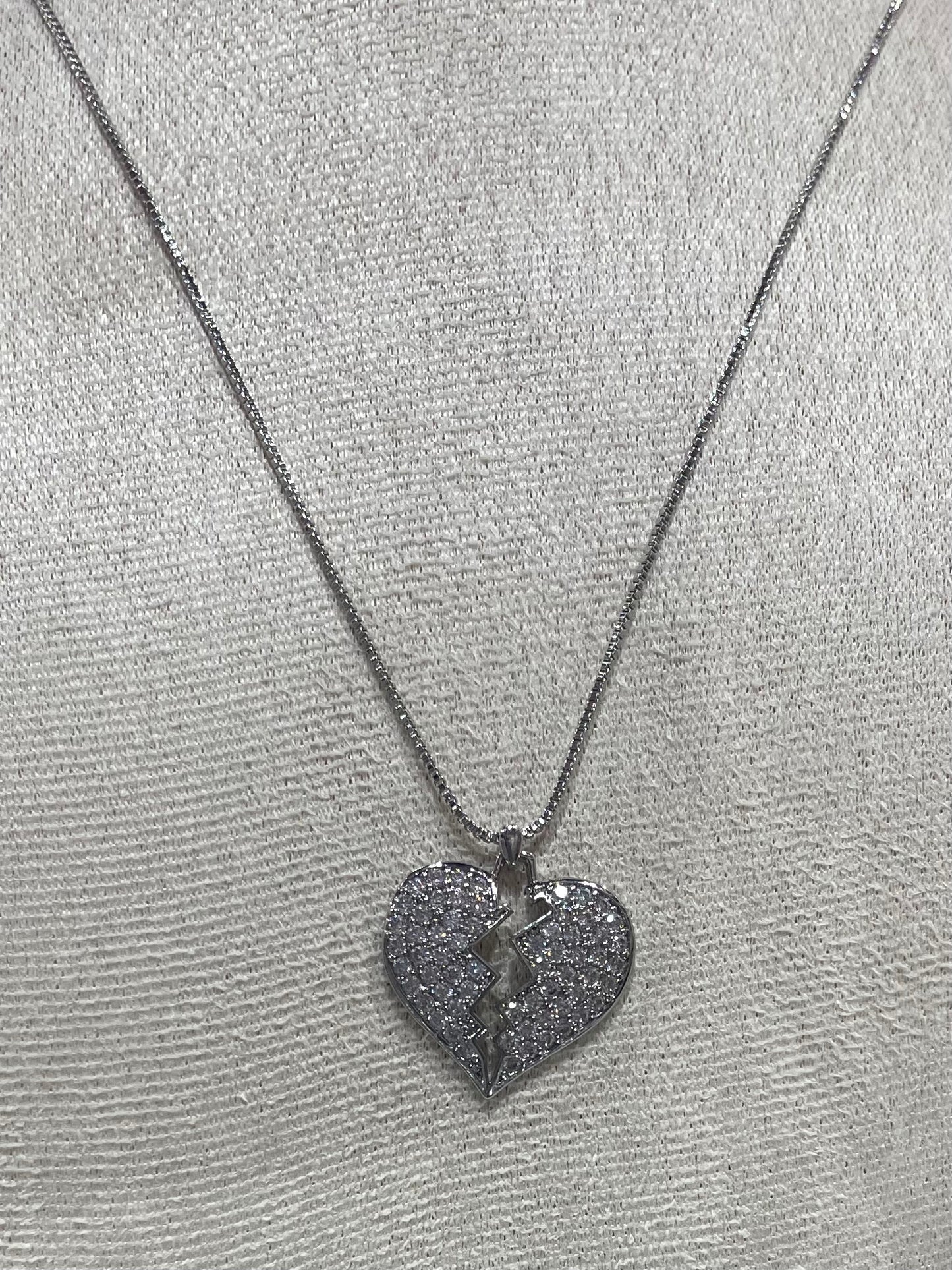 Collar de Zirconia con dije de Corazón Partido - Bling Bling