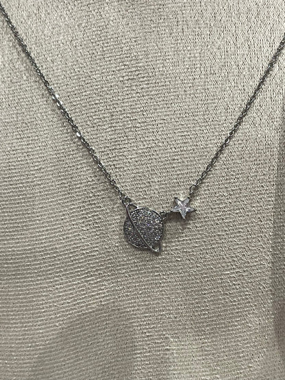 Collar de zirconia con dije del Saturno - Bling Bling