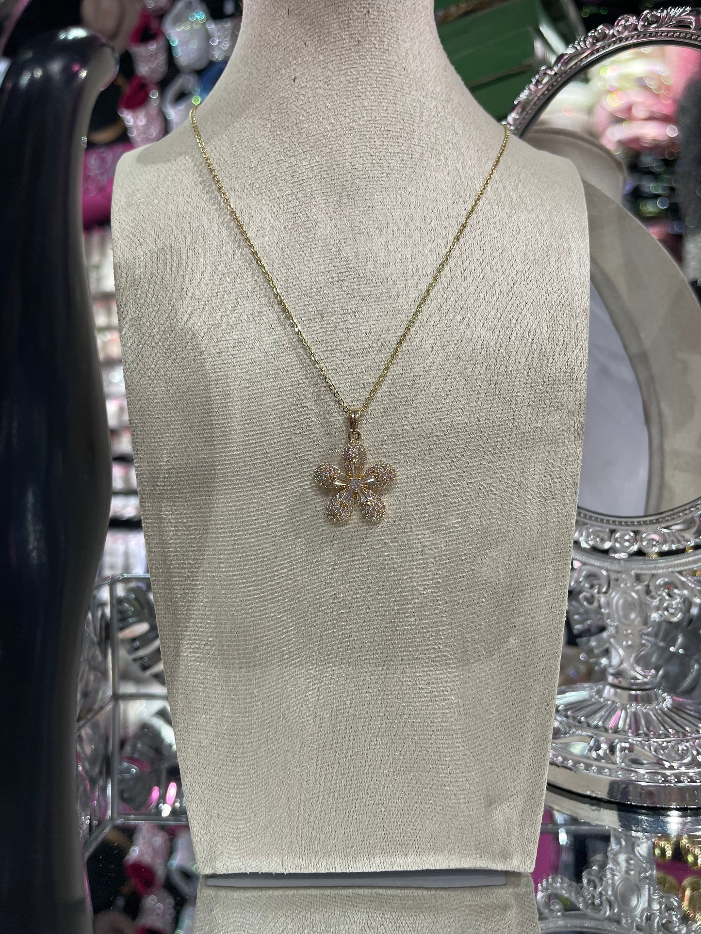 Collar de Zirconia con dije de Flor Dorada - Bling Bling