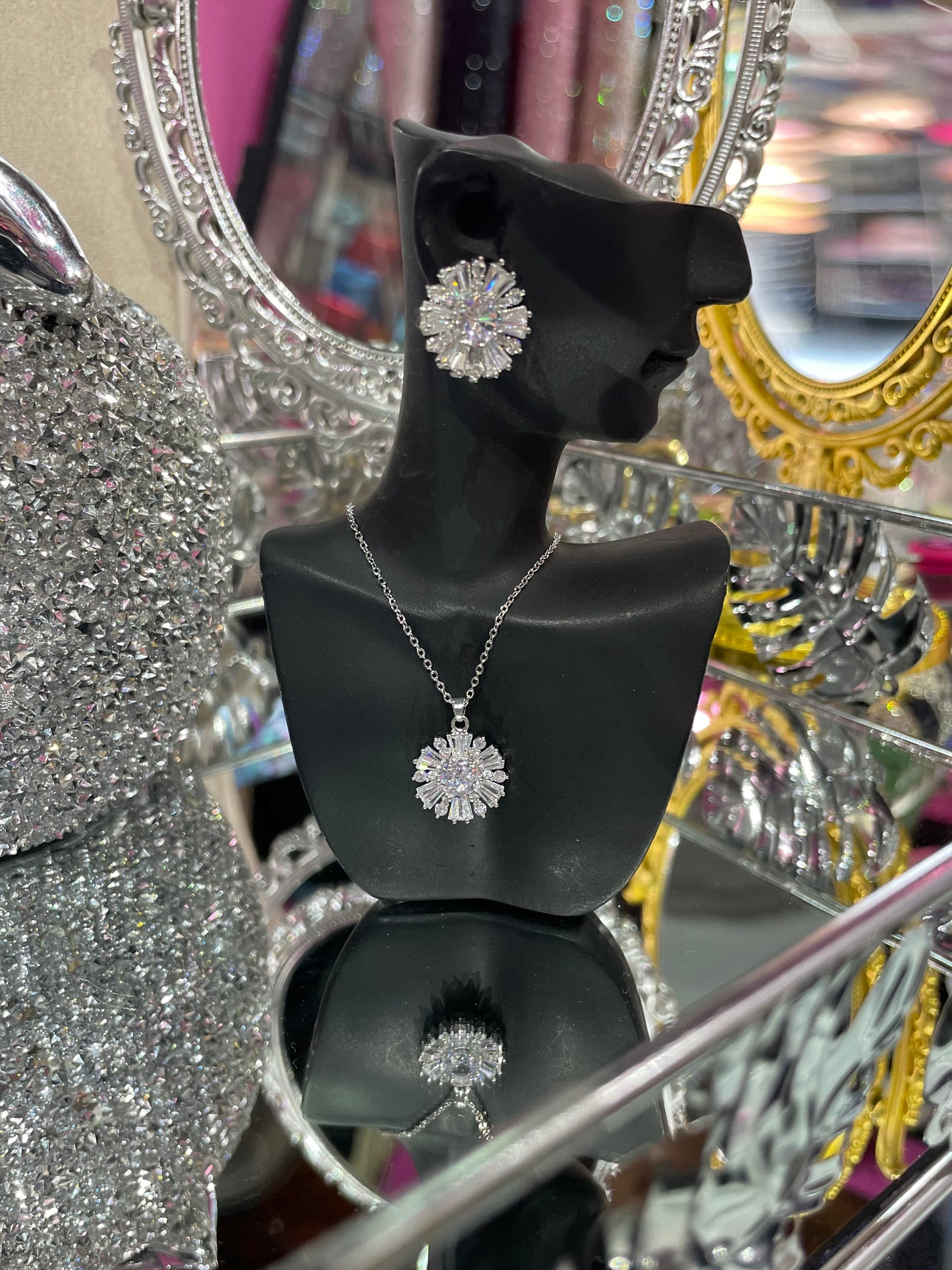 Conjunto de collar y aretes con dije de Flor - Bling Bling