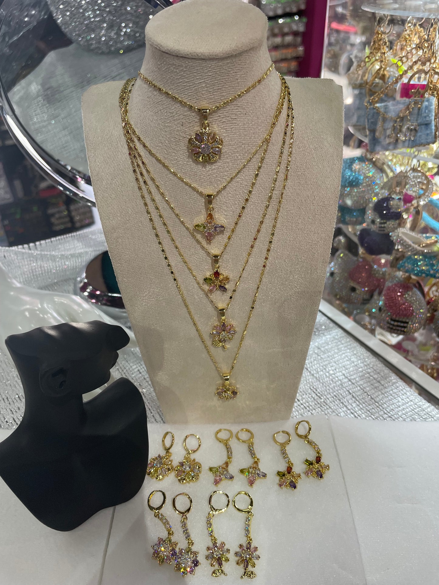 Juego de collar y aretes con dije de Flor - Bling Bling