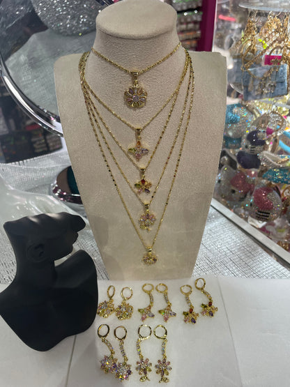 Juego de collar y aretes con dije de Flor - Bling Bling