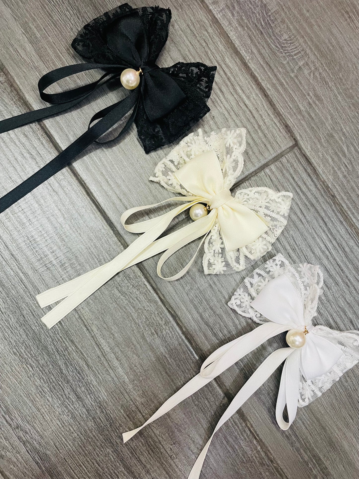 Moño De Encaje Con Perla - Los Moños De Kari